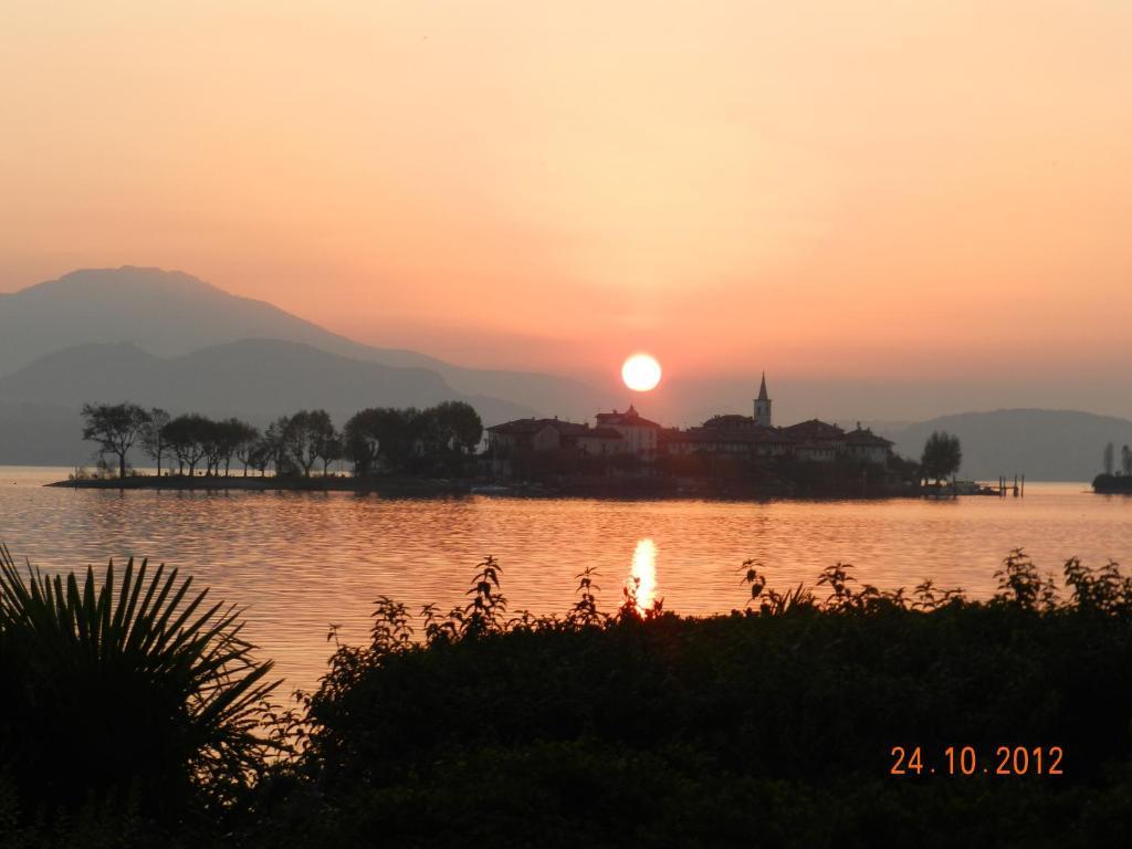 Albergo La Ripa Бавено Экстерьер фото